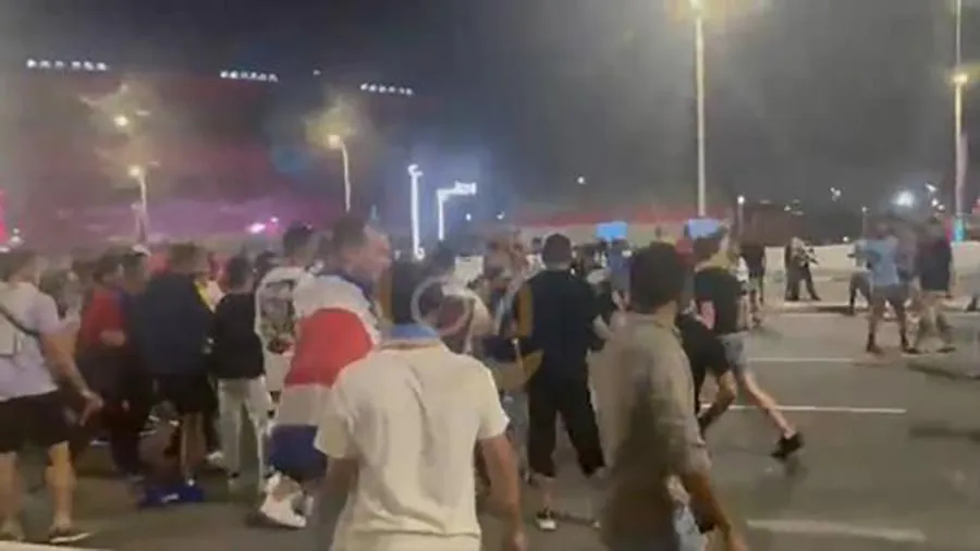 Nhóm nhỏ hai fan Argentina và Mexico đã lao vào đánh nhau tại khu vực dành cho các CĐV. ẢNH: MIRROR