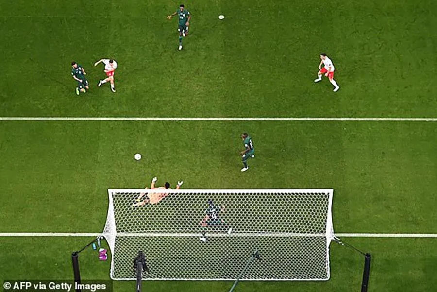 Ba Lan ghi bàn mở tỉ số. ẢNH: GETTY