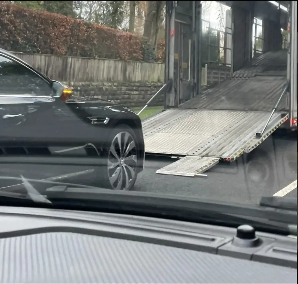 Những chiếc siêu xe của Ronaldo được đưa lên xe tải chuyển đi. ẢNH: SUN SPORT Những chiếc siêu xe của Ronaldo được đưa lên xe tải chuyển đi. ẢNH: SUN SPORT