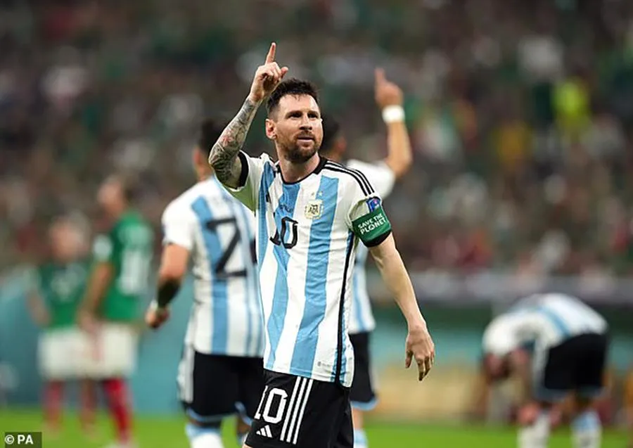 Messi lại sắm vai người hùng giải cứu Argentina. ẢNH: PA