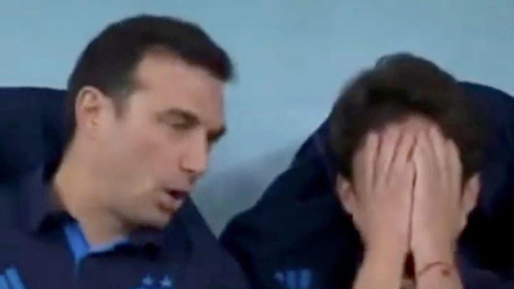 HLV Scaloni nói chuyện với Aimar khi vị trợ lý này ôm mặt khóc. ẢNH: MIRROR