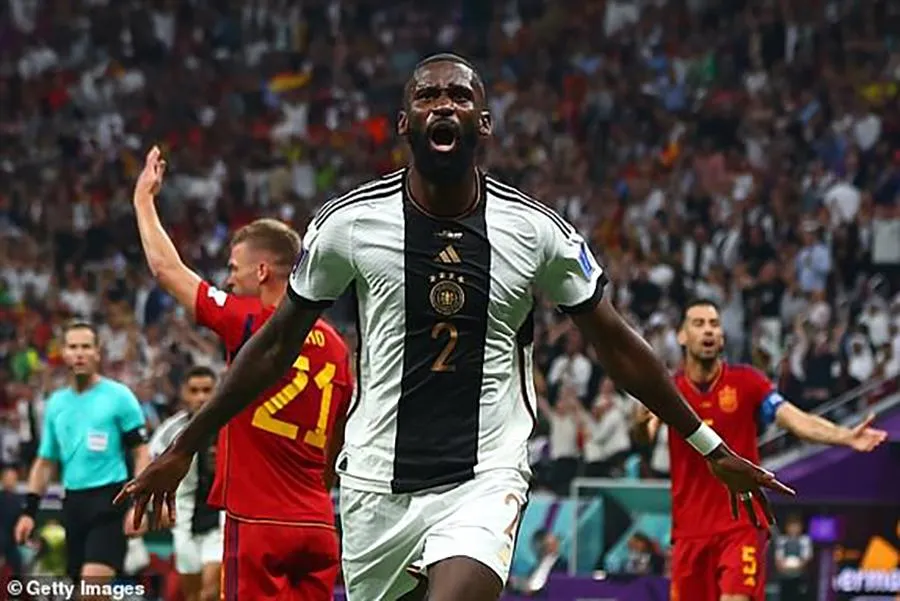 ... anh có màn ăn mừng bàn thắng hụt. ẢNH: GETTY