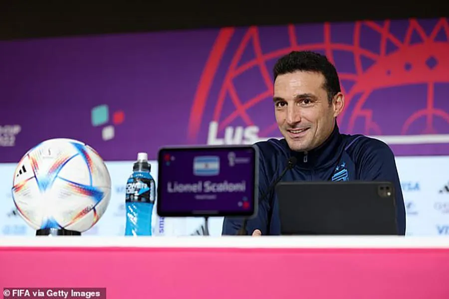 HLV Lionel Scaloni hết lời ca ngợi Lionel Messi. ẢNH: GETTY