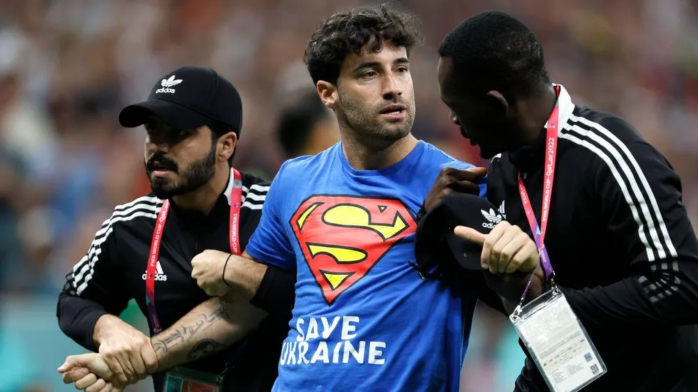 Người đàn ông này đã lao vào sân làm gián đoạn trận đấu giữa Bồ Đào Nha và Uruguay. ẢNH: GETTY Người đàn ông này đã lao vào sân làm gián đoạn trận đấu giữa Bồ Đào Nha và Uruguay. ẢNH: GETTY