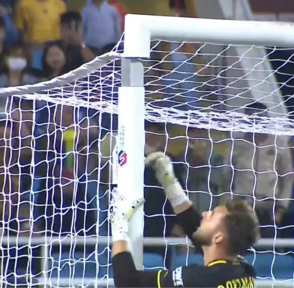 Tình huống hỏng cột gôn hi hữu.