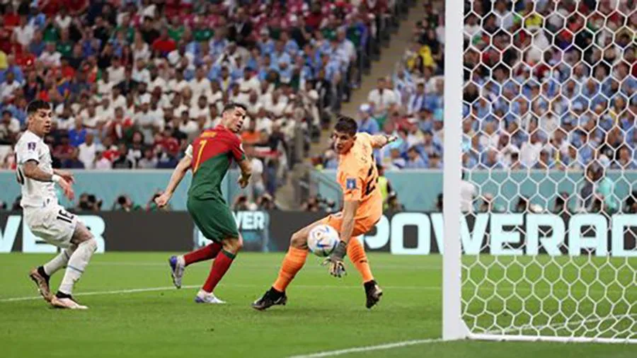 Bóng vào lưới Uruguay và bàn thắng được tính cho Bruno Fernandes. ẢNH: GETTY Bóng vào lưới Uruguay và bàn thắng được tính cho Bruno Fernandes. ẢNH: GETTY