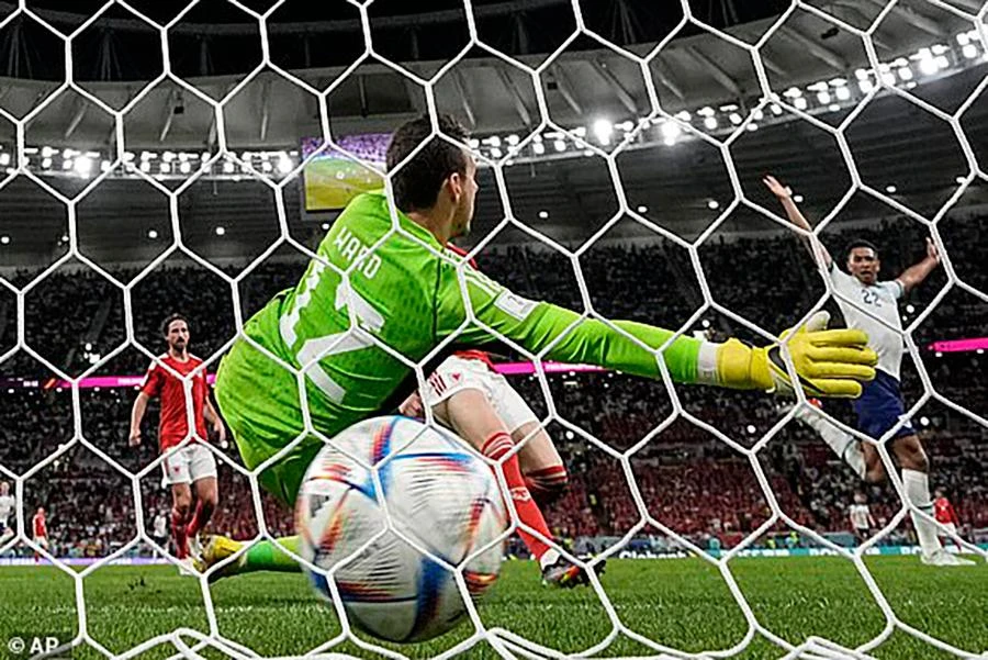 Foden đệm bóng cận thành ghi bàn thứ hai cho Anh. ẢNH: AP