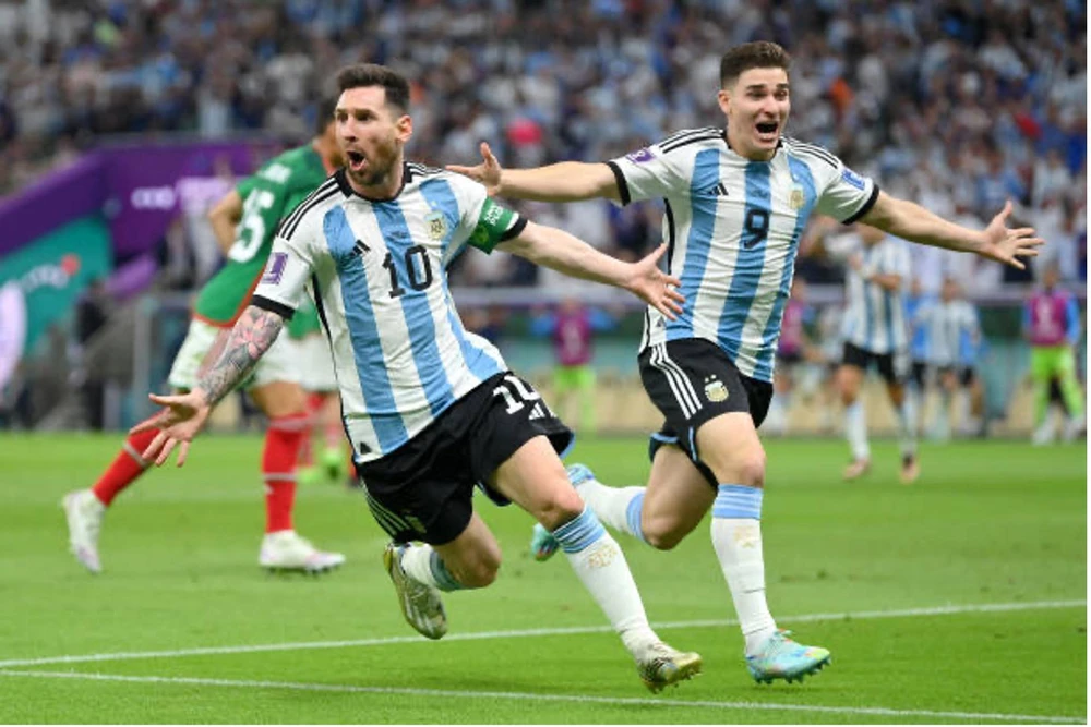 Messi cùng các đồng đội phải nỗ lực giành chiến thắng cho tấm vé đi tiếp. Ảnh: GETTY