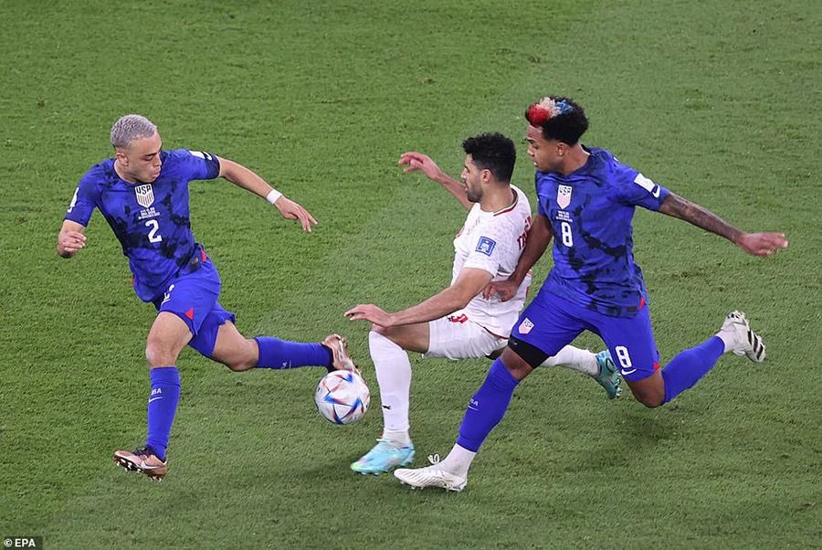 Toàn cảnh và cận cảnh tình huống Taremi ngã trong vòng cấm. ẢNH: REUTERS, EPA