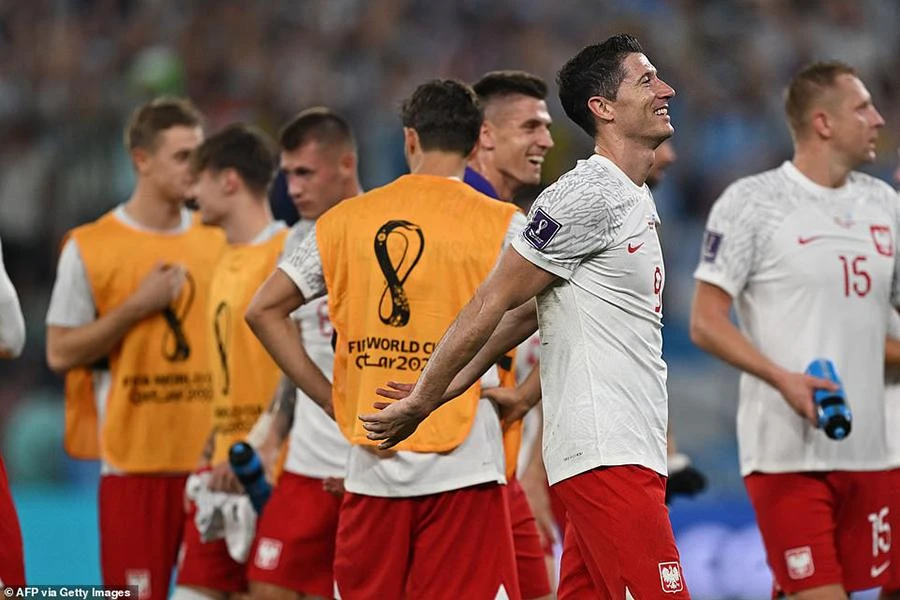 Ba Lan thua Argentina nhưng Lewandowski và các đồng đội vẫn vui vì vào vòng knock-out World Cup 2022. ẢNH: GETTY