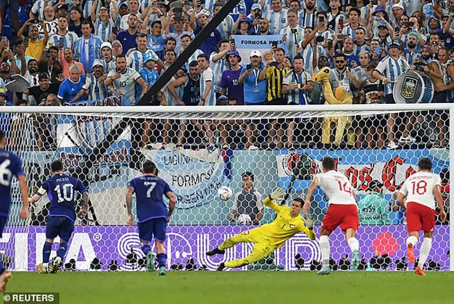 ... nhưng cú sút của Messi dù có lực và tương đối hiểm nhưng đã bị Szczesny bắt bài cản phá. ẢNH: REUTERS ... nhưng cú sút của Messi dù có lực và tương đối hiểm nhưng đã bị Szczesny bắt bài cản phá. ẢNH: REUTERS