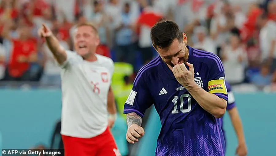 Messi giận dữ với bản thân và thừa nhận sai lầm vì đá hỏng penalty. ẢNH: GETTY Messi giận dữ với bản thân và thừa nhận sai lầm vì đá hỏng penalty. ẢNH: GETTY