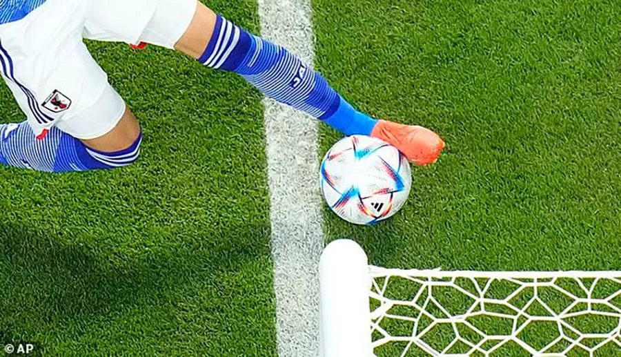 Cận cảnh tình huống gây tranh cãi dẫn đến bàn thắng ấn định tỉ số 2-1 của Nhật. ẢNH: AP