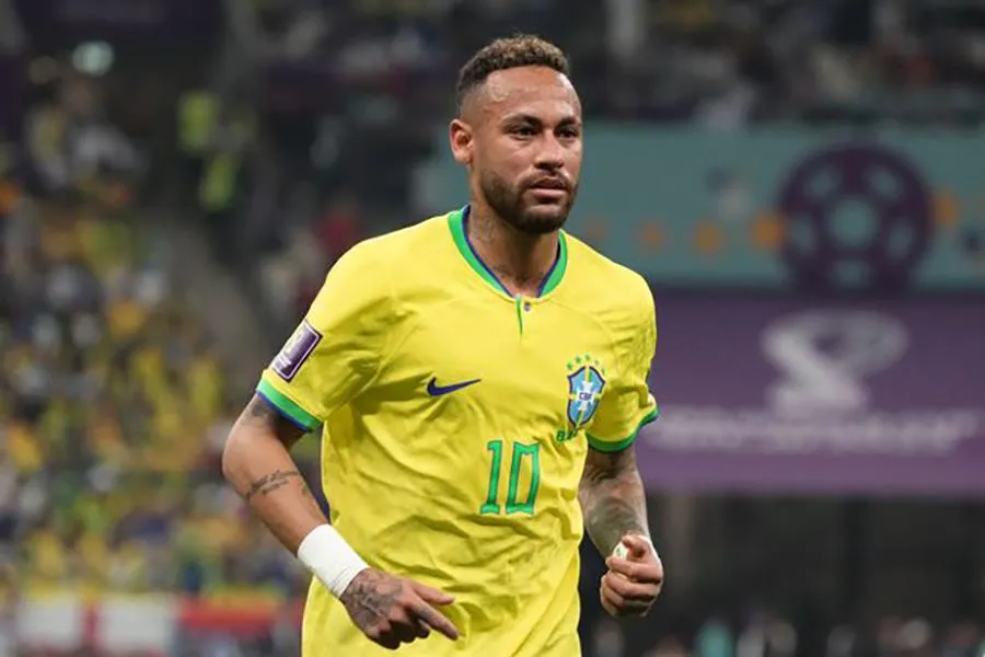Ronaldo động viên Neymar hãy đứng dậy vì sau lưng anh là người hâm mộ Brazil luôn tin yêu. ẢNH: GETTY