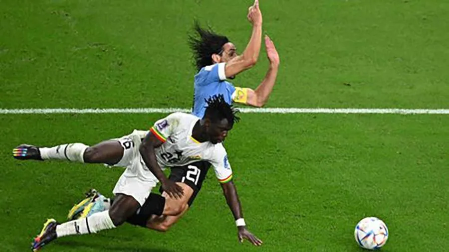Tình huống Cavani ngã trong vòng cấm Ghana. ẢNH: GETTY