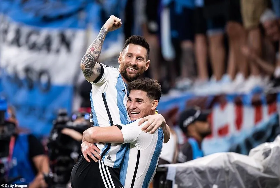 Những cầu thủ trẻ đang hòa nhập rất nhanh khi chơi bên cạnh Messi. Ảnh: Getty