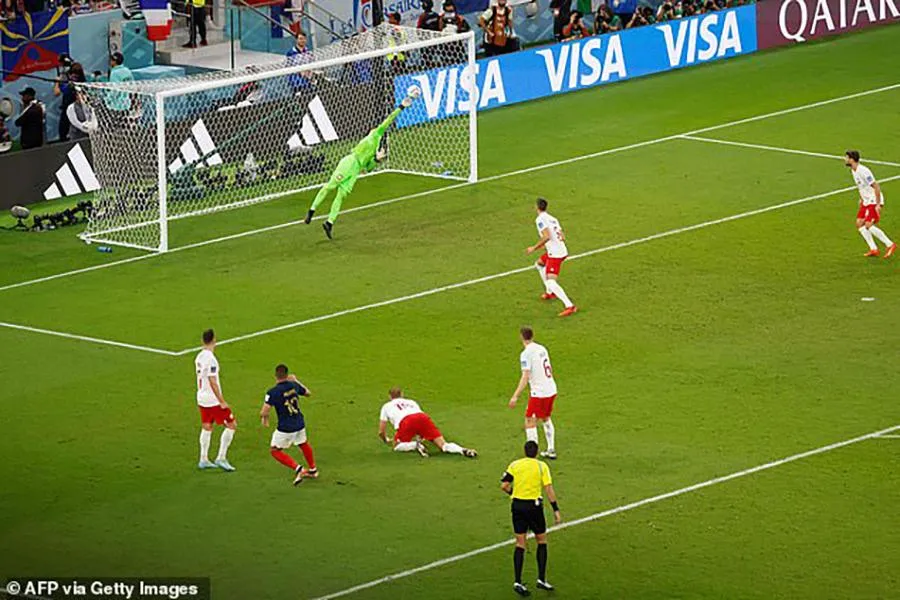 Pha lập công siêu phẩm không thể cản phá của Mbappe nâng tỉ số lên 3-0 cho Pháp. ẢNH: GETTY Pha lập công siêu phẩm không thể cản phá của Mbappe nâng tỉ số lên 3-0 cho Pháp. ẢNH: GETTY