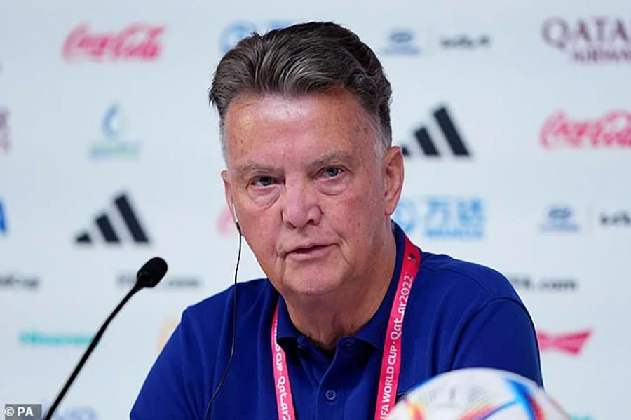 HLV Louis Van Gaal trong buổi họp báo của tuyển Hà Lan trước trận tứ kết World Cup 2022 với Argentina. ẢNH: PA