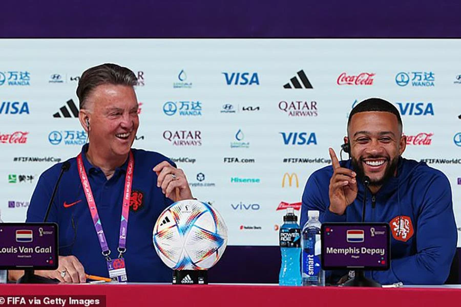 ... Depay chỉ biết cười trừ trước ý nghĩ táo bạo của ông thầy. ẢNH: GETTY