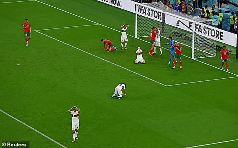 Các cầu thủ Bồ Đào Nha ôm đầu gục ngã. ẢNH: REUTERS