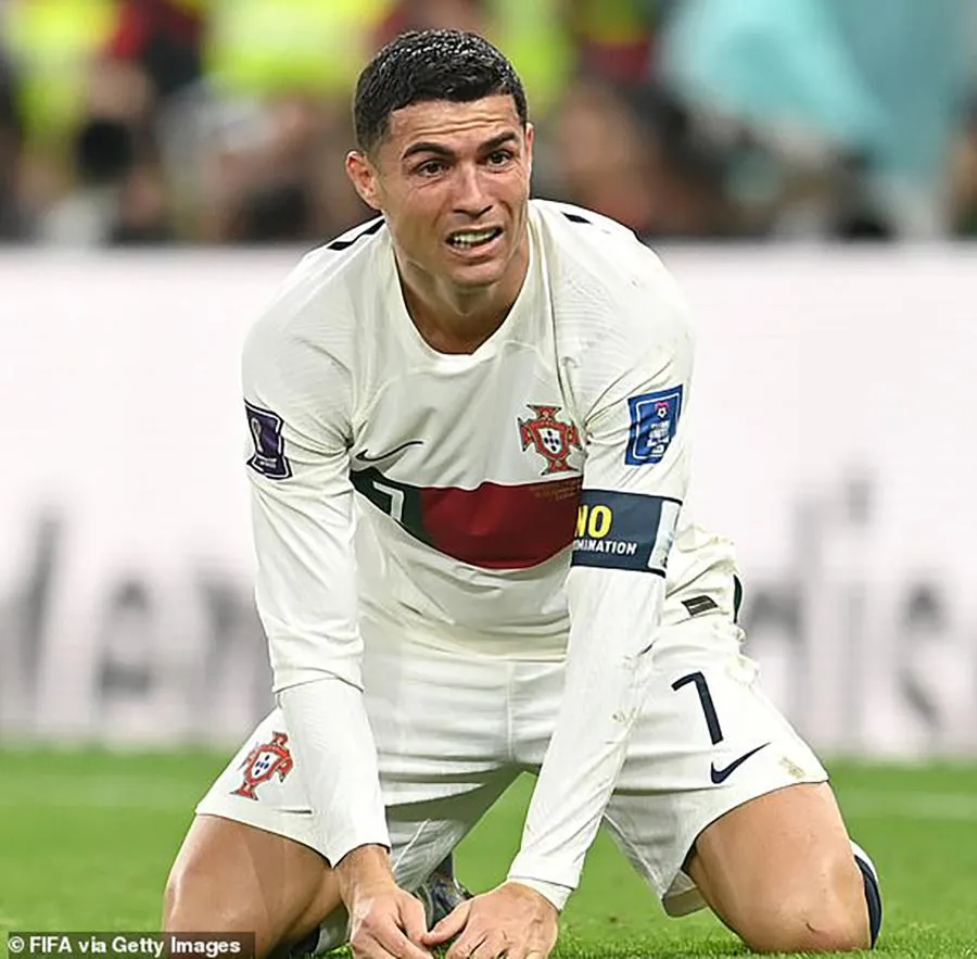 Ronaldo cố kìm nén cảm xúc, anh rơm rớm nước mắt. ẢNH: GETTY, REUTERS