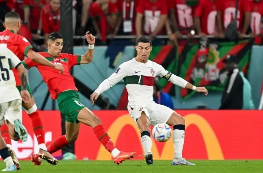 Ronaldo bế tắc trước hàng thủ 2 lớp của Morocco. Ảnh: Getty