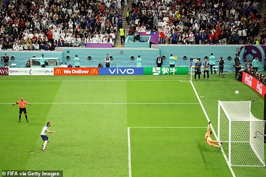 Kane đá penalty vọt xà thổi bay hi vọng của tuyển Anh tại World Cup 2022. ẢNH: GETTY