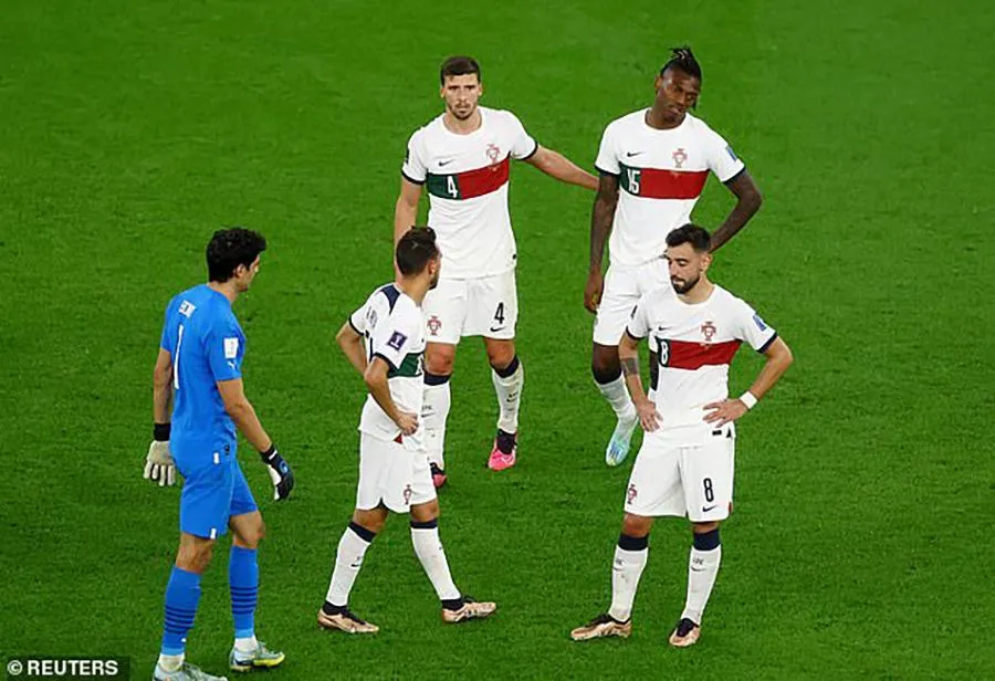 Bruno Fernandes và các cầu thủ Bồ Đào Nha thất vọng sau trận tứ kết World Cup. ẢNH: REUTERS