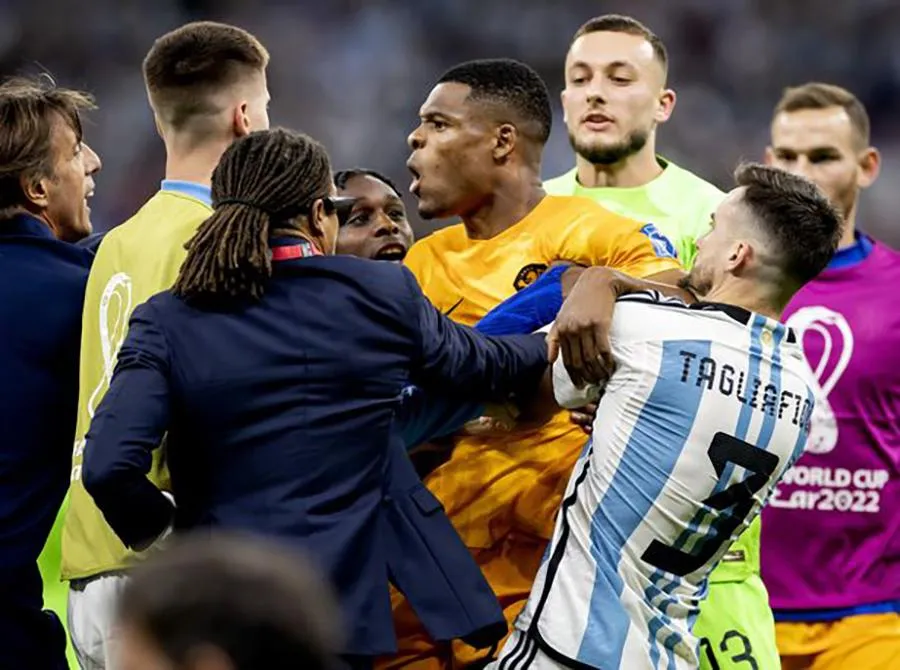 Trận đấu tứ kết World Cup 2022 giữa Argentina và Hà Lan kết thúc trong bạo lực. ẢNH: GETTY Trận đấu tứ kết World Cup 2022 giữa Argentina và Hà Lan kết thúc trong bạo lực. ẢNH: GETTY