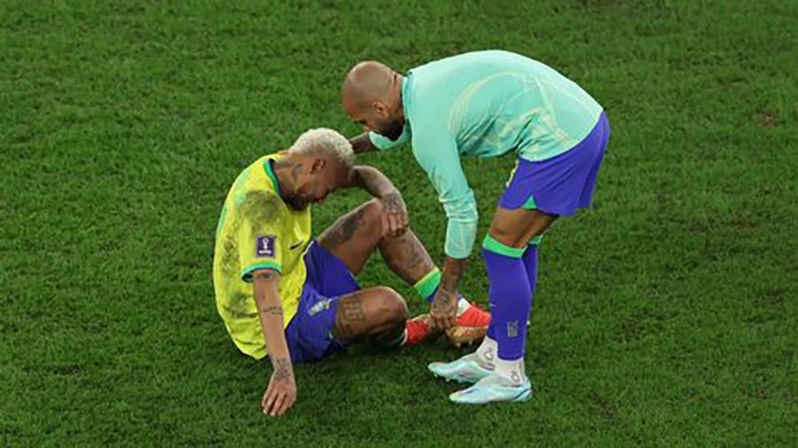 Alves an ủi Neymar sau trận Brazil thua Croatia ở tứ kết World Cup 2022. ẢNH: GETTY