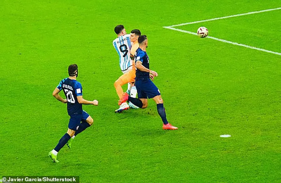 Alvarez và Livakovic va chạm trong vòng cấm. HLV Dalic cho rằng tình huống thổi phạt đền này là đáng ngờ. ẢNH: SHUTTERSTOCK Alvarez và Livakovic va chạm trong vòng cấm. HLV Dalic cho rằng tình huống thổi phạt đền này là đáng ngờ. ẢNH: SHUTTERSTOCK