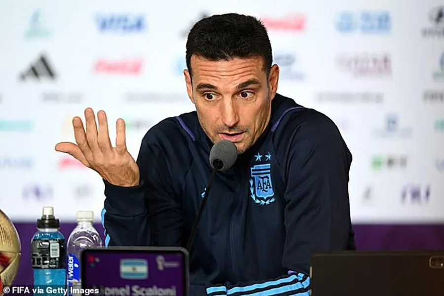HLV Lionel Scaloni xem Lionel Messi là &apos;bùa hộ mệnh&apos; của tuyển Argentina. ẢNH: GETTY