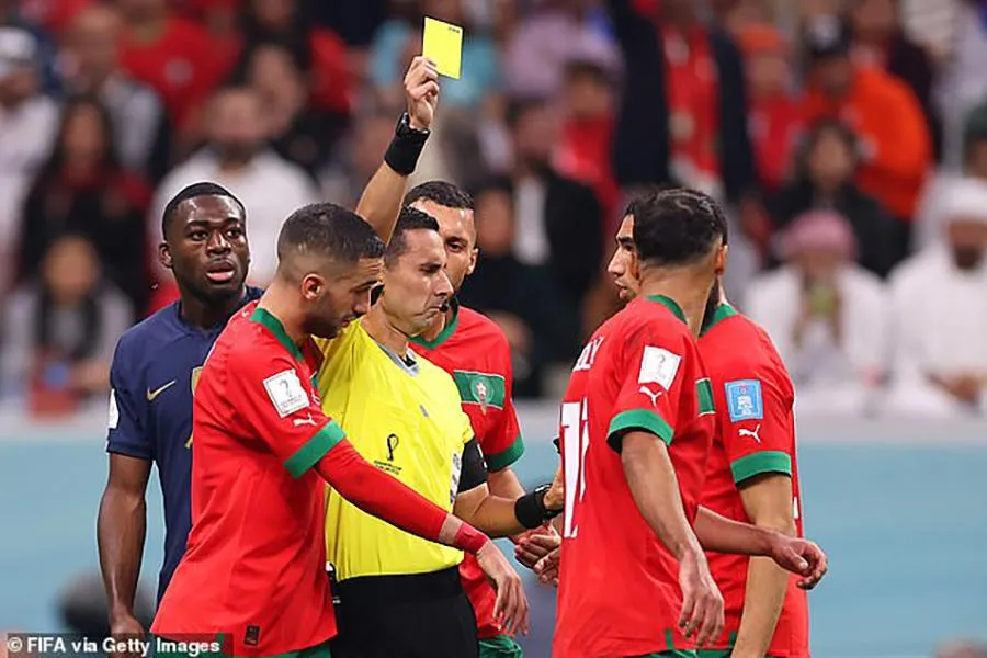 Morocco không được hưởng penalty, còn Boufal phải nhận thẻ vàng. ẢNH: GETTY Morocco không được hưởng penalty, còn Boufal phải nhận thẻ vàng. ẢNH: GETTY