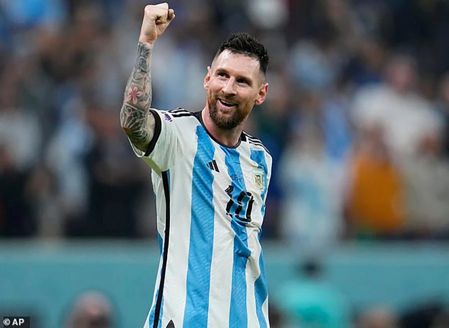 Liệu Lionel Messi sẽ lần đầu nâng cúp World Cup hay nhìn đồng đội tại PSG Kylian Mbappe lần thứ hai đăng quang. ẢNH: AP