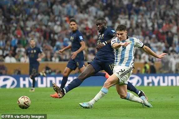 Alvarez dứt điểm không thắng được Lloris. ẢNH: GETTY