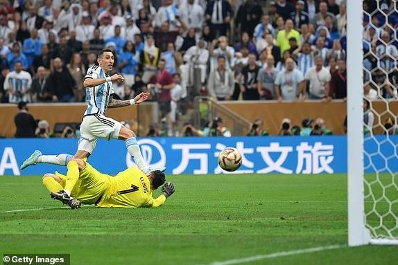 Di Maria xử lý tinh tế gia tăng cách biệt lên 2-0 cho Argentina. ẢNH: GETTY