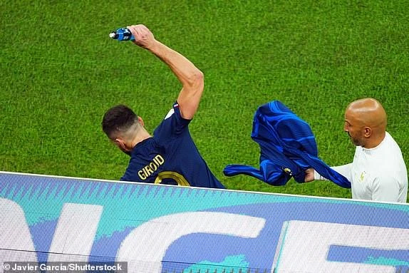 Sau khi bị thay ra sân, Giroud đã giận dữ đập chai nước xuống sân vì thất vọng. ẢNH: SHUTTERSTOCK