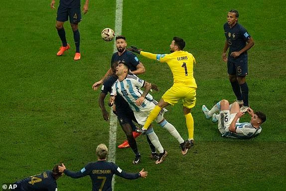 Lloris bị đau sau tình huống nỗ lực phá bóng này. ẢNH: AP