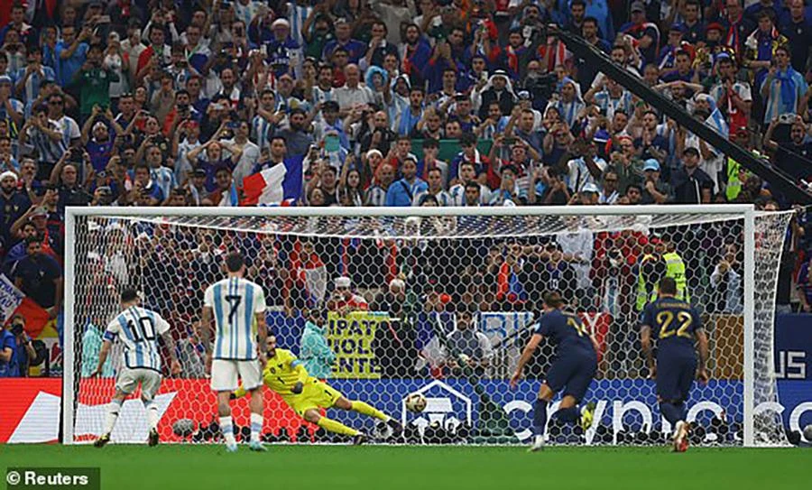 Messi sút bóng chính xác trên chấm 11m... ẢNH: REUTERS