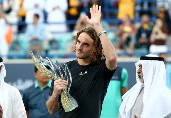 Tsitsipas dành sự ngưỡng mộ lớn cho Messi. ẢNH: REUTERS
