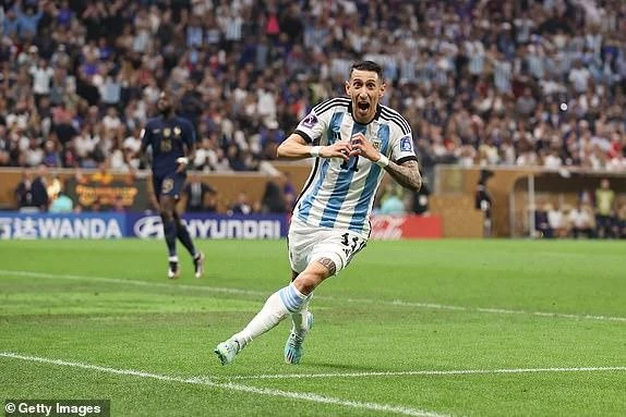 Di Maria ăn mừng bàn thắng bằng biểu tượng hình trái tim quen thuộc. ẢNH: GETTY