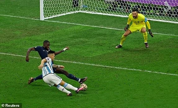 Upamecano kịp lao vào cản phá pha dứt điểm của Martinez. ẢNH: REUTERS