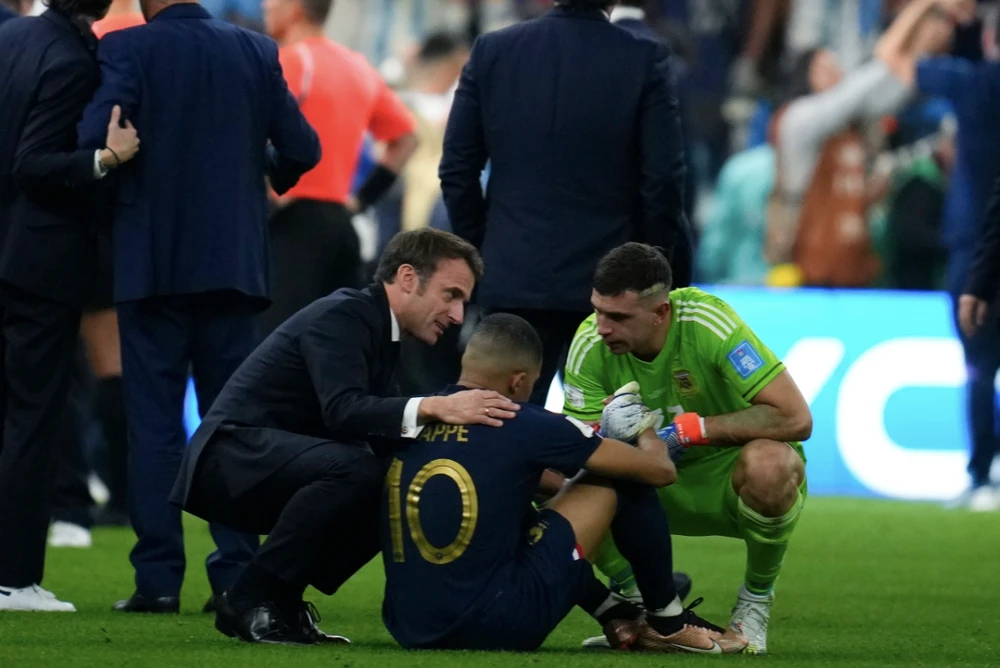 ... và thủ môn Martinez của Argentina cùng an ủi Mbappe. ẢNH: AP