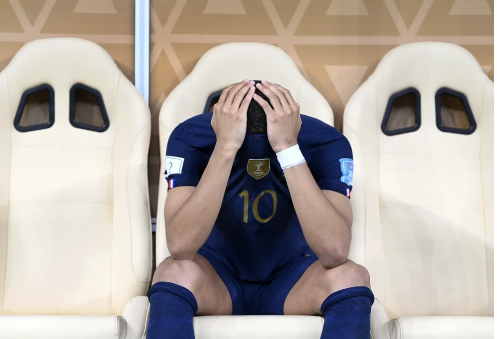 Kylian Mbappe ôm đầu tiếc nuối. Anh chơi cực hay lập hat-trick nhưng vẫn không thể giúp Pháp vô địch. ẢNH: GETTY