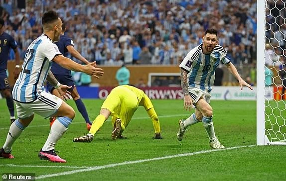 Messi ăn mừng bàn thắng nâng tỉ số lên 3-2. ẢNH: REUTERS
