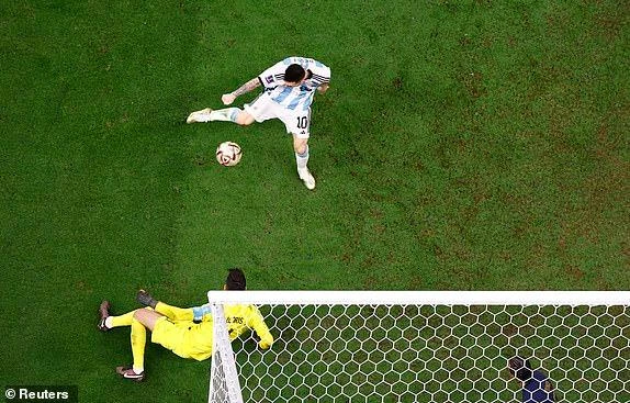 Messi đệm bóng vào lưới. ẢNH: REUTERS