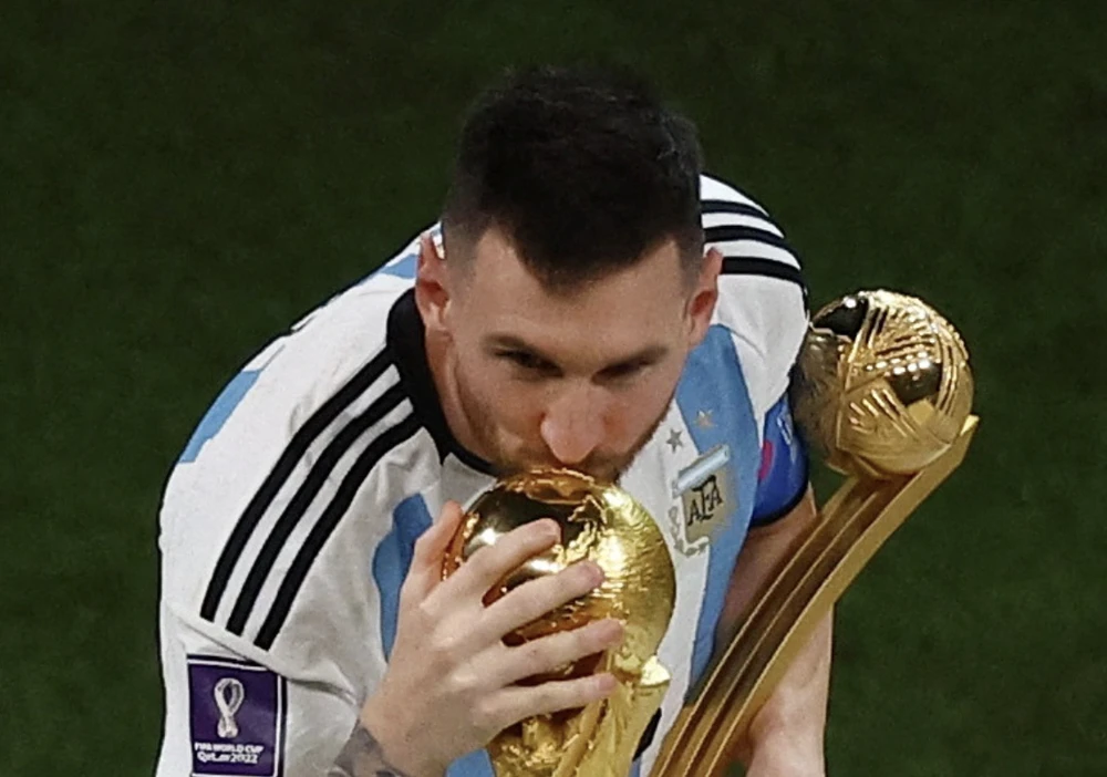 Messi ôm hôn chiếc cúp vô địch World Cup. ẢNH: GETTY, REUTERS
