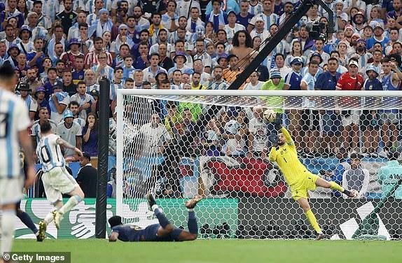 Lloris xuất sắc cứu thua cho Pháp từ cú dứt điểm cực mạnh của Messi. ẢNH: GETTY