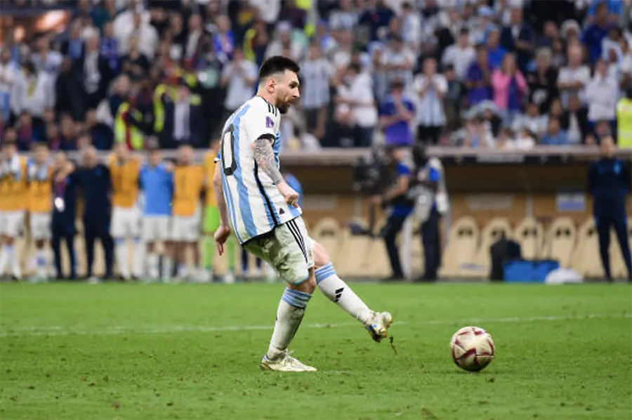 Cú sút nhẹ nhàng của Messi đánh lừa thủ môn Lloris trong lượt đá đầu tiên trên chấm luân lưu. Ảnh: GETTY