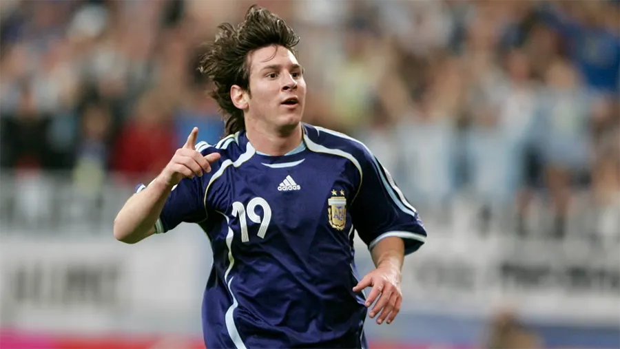 Messi thời trẻ mặc áo số 19 thi đấu cho tuyển Argentina. ẢNH: FIFA Messi thời trẻ mặc áo số 19 thi đấu cho tuyển Argentina. ẢNH: FIFA